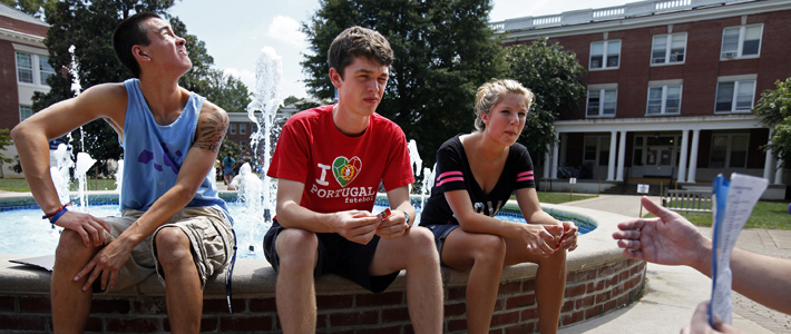 Students enjoy the sun and learn about campus in Orientation Groups